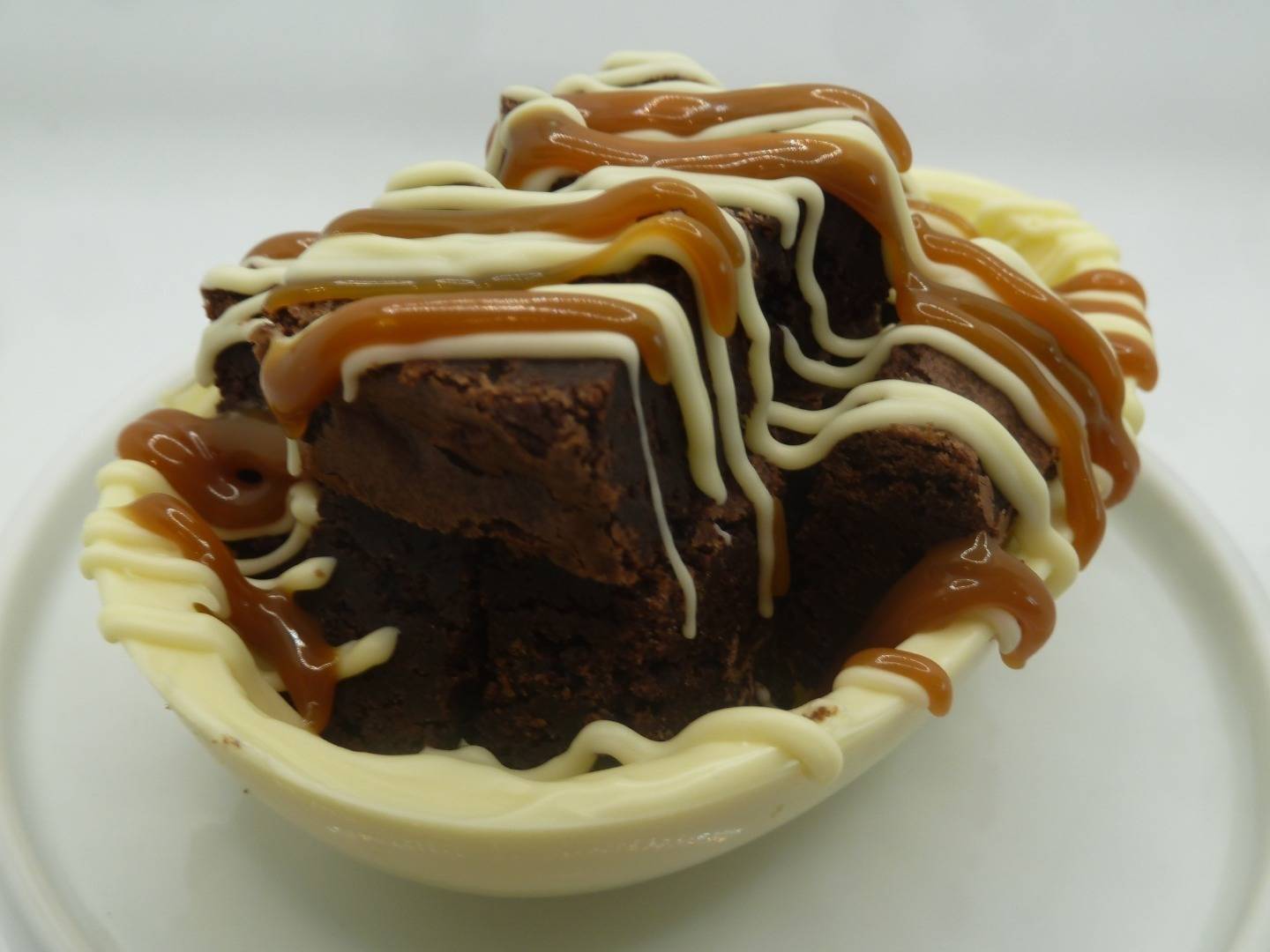 uf au Chocolat Blanc avec des Brownies au Caramel Beurre Salé et Nappage Caramel Beurre Salé - Missy's Gourmandises Douces -02